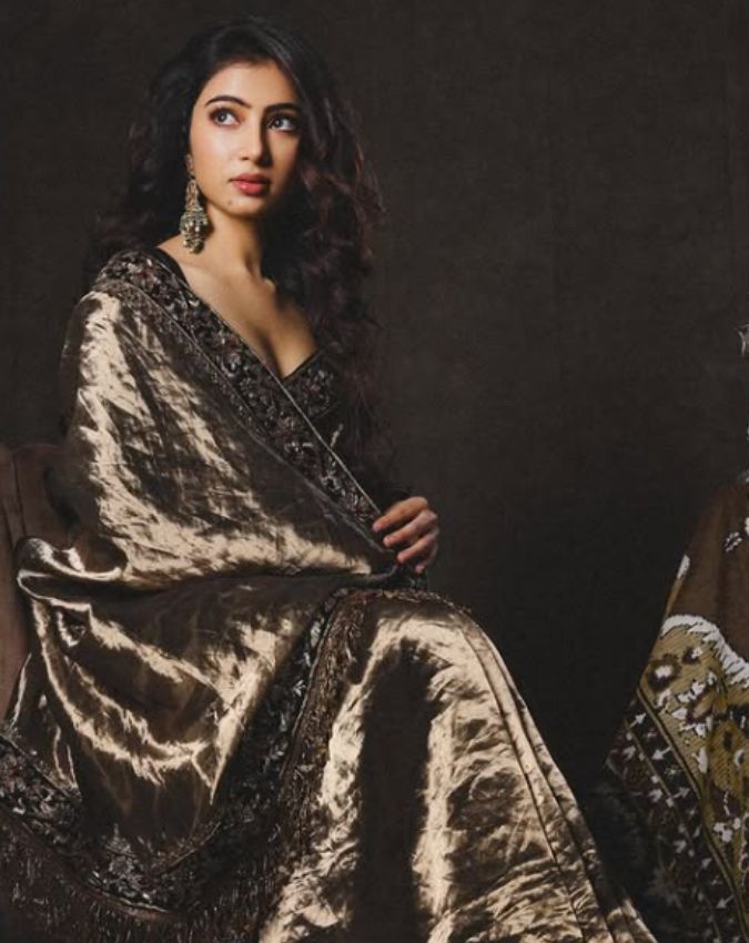 dhurandhar 2 sara arjun backless dress-1-2-3-4-5-6-7-8-9