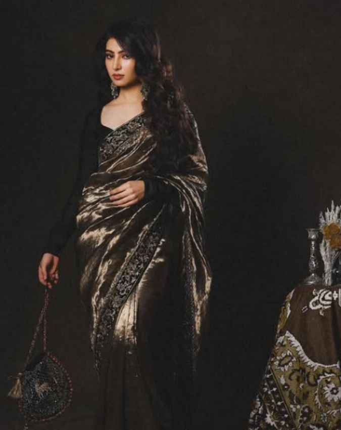 रणवीर सिंह की एक्ट्रेस ने साड़ी लुक में जीता दिल