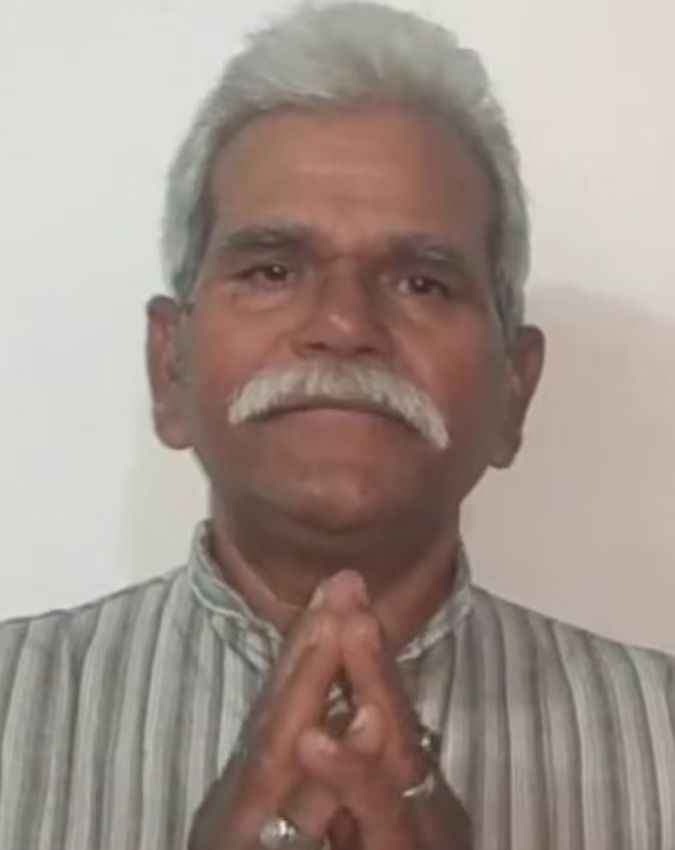 अब क्या करते हैं गिरिराज शुक्ला?