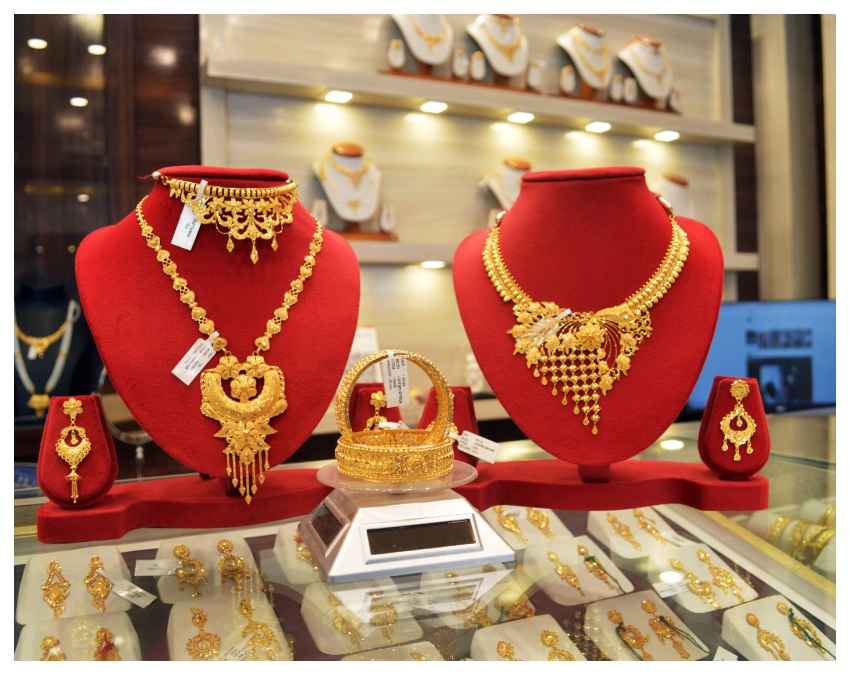 युद्ध के बावजूद कीमतें गिर क्यों रही हैं?