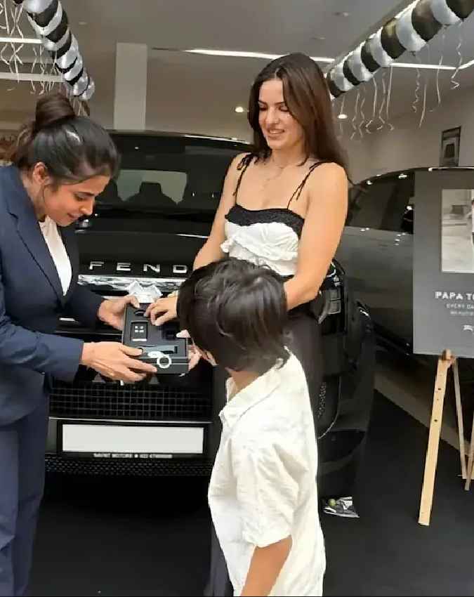 बेटे को गिफ्ट कर दी कार 