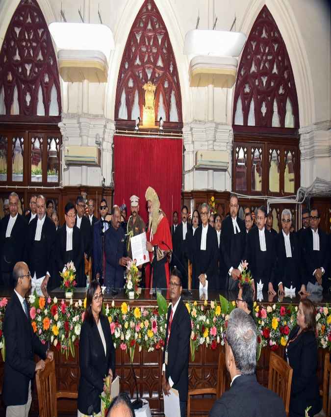 यह शैली सीधे तौर पर ब्रिटिश अदालतों की पोशाक से ही ली गई