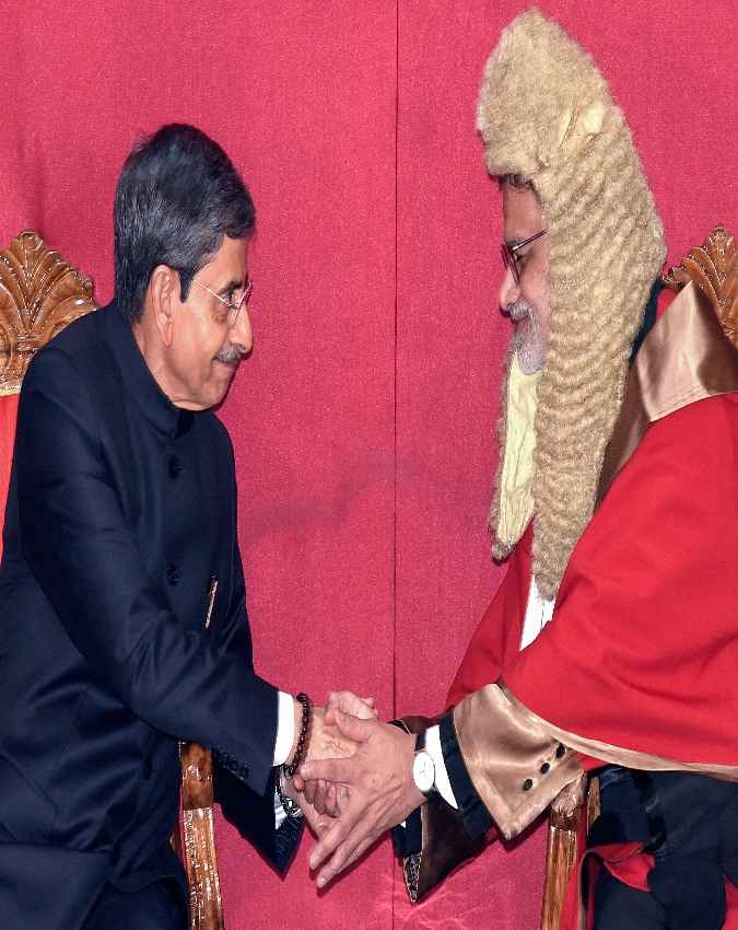 क्यों पहनते हैं आज भी ऐसी पोशाक?