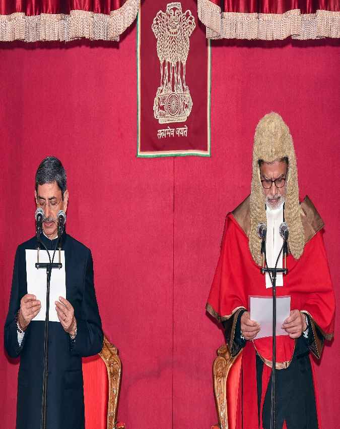 कलकत्ता हाईकोर्ट के चीफ जस्टिस सुजॉय पॉल ने दिलाई शपथ