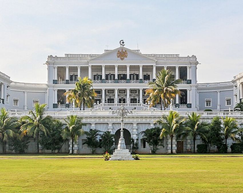 Kitabon Par Aadharit Hotels-1-2