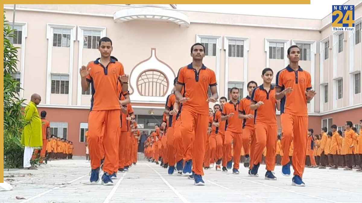 patanjali gurukul dincharya the daily discipline