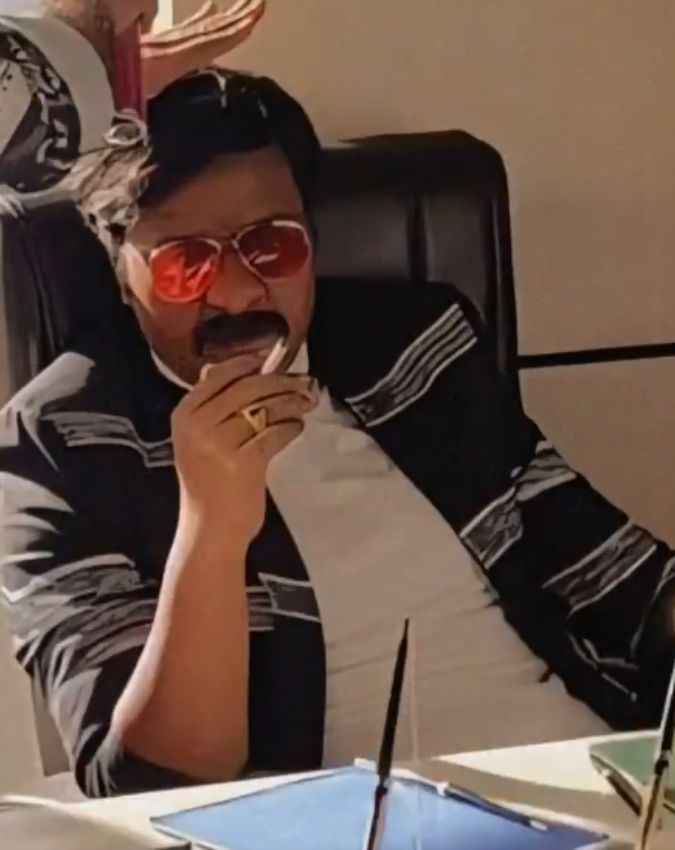 किसने दिया है पोज?
