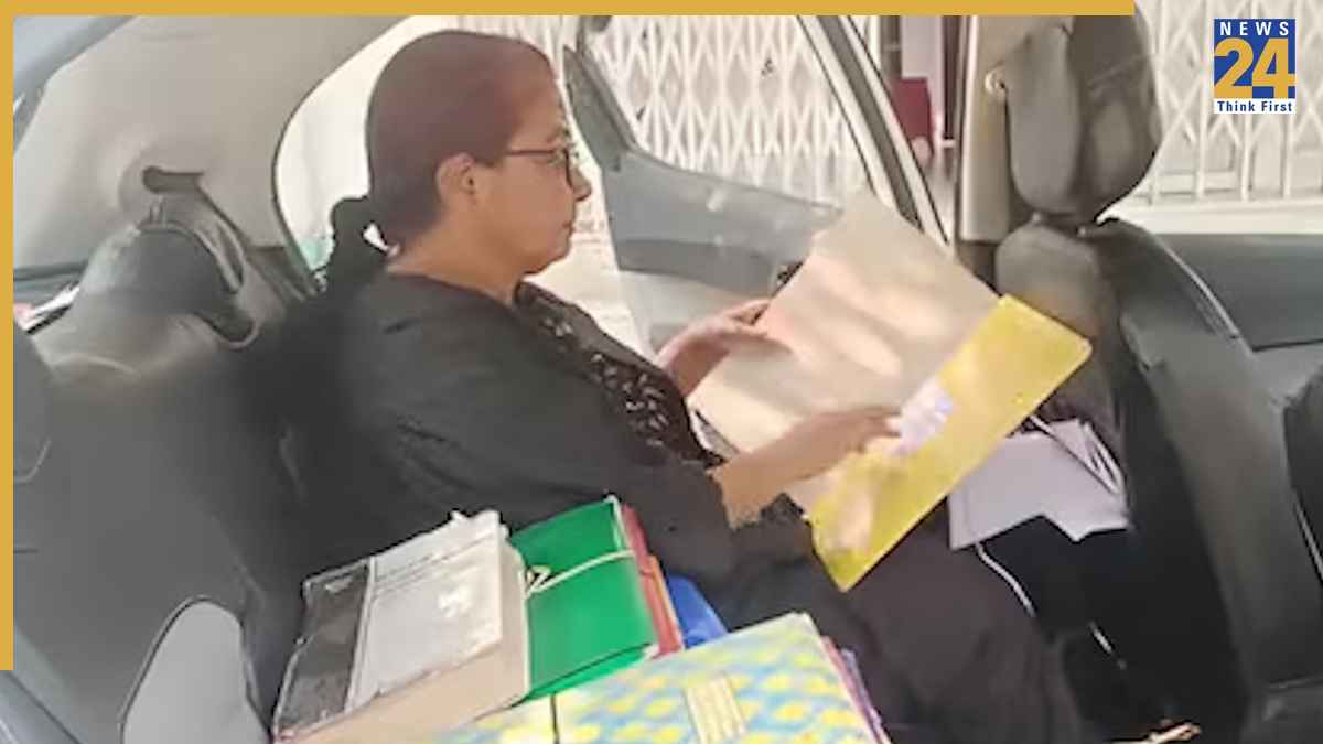 Anita Jha Office in Car Anita Jha Office in Car