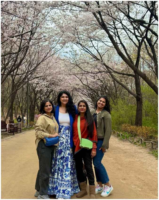 सहेलियों ने दिया सरप्राइज
