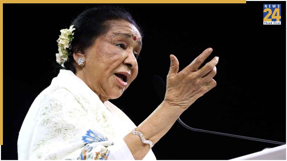 तिरंगे से लिपटा Asha Bhosle का पार्थिव शरीर, अंतिम यात्रा में टूटा परिवार, VIDEO