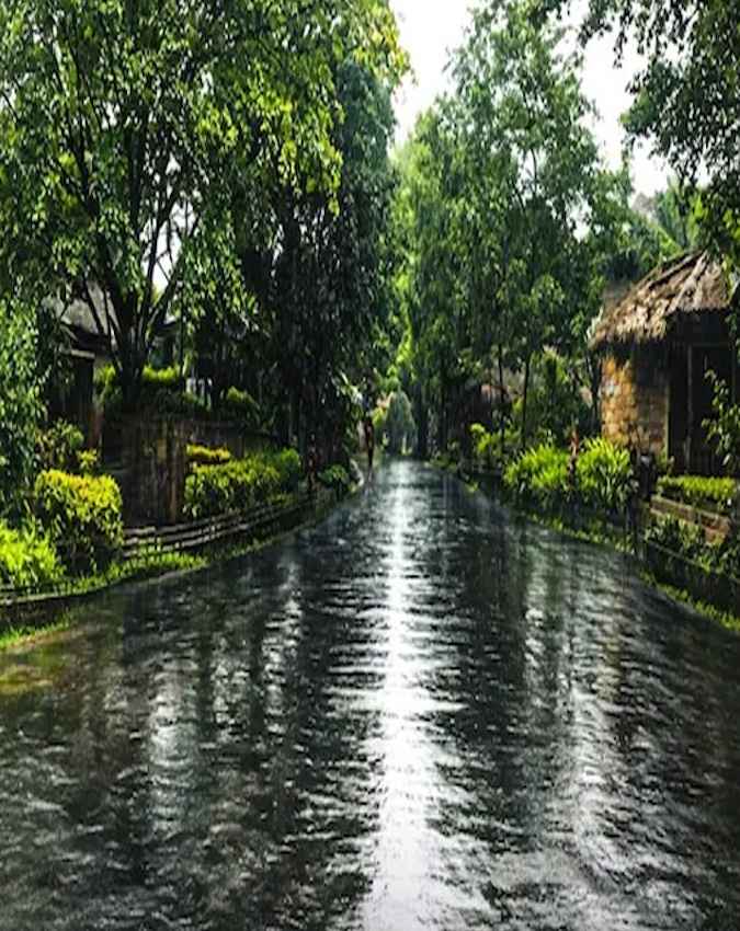 सुंदरता देखने आते टूरिस्ट