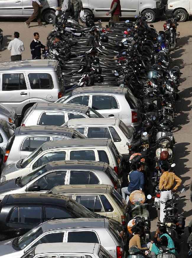 दिल्ली में फ्री पार्किंग और शटल बस सर्विस