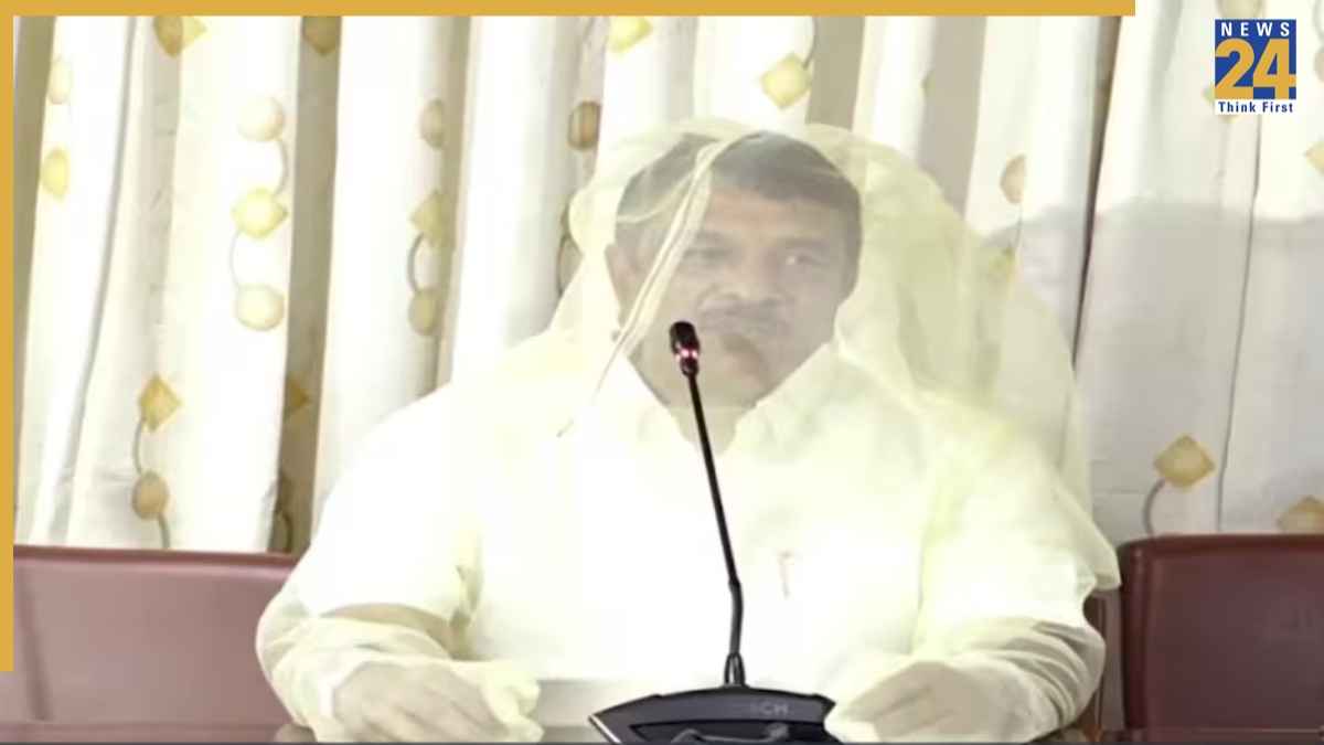 मच्छरों के आतंक से ऐसा परेशान हुए 'विधायक जी', मच्छरदानी पहनकर जताया अनोखा विरोध