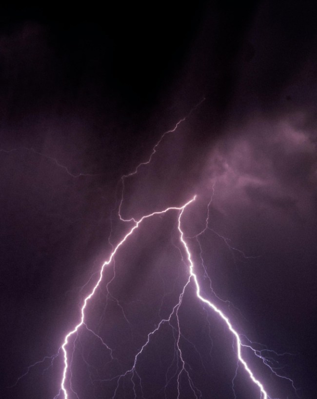 Lightning Voltage How Many Volts-1-2