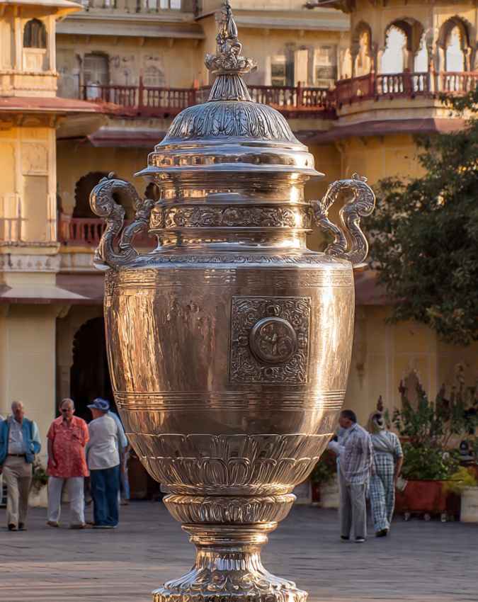 लंदन में किसने किया था आमंत्रित?
