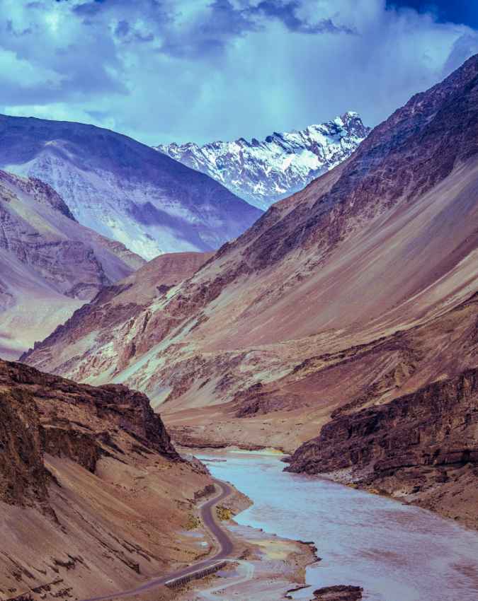 कौन सी नदी बहती है तीनों देशों में