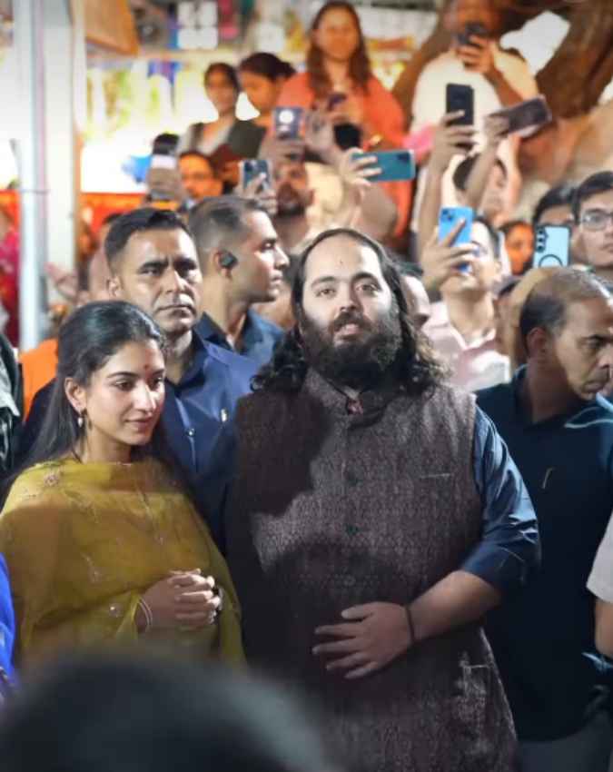 पूरा परिवार ट्रेडिशनल लुक में दिखा बेहद खूबसूरत