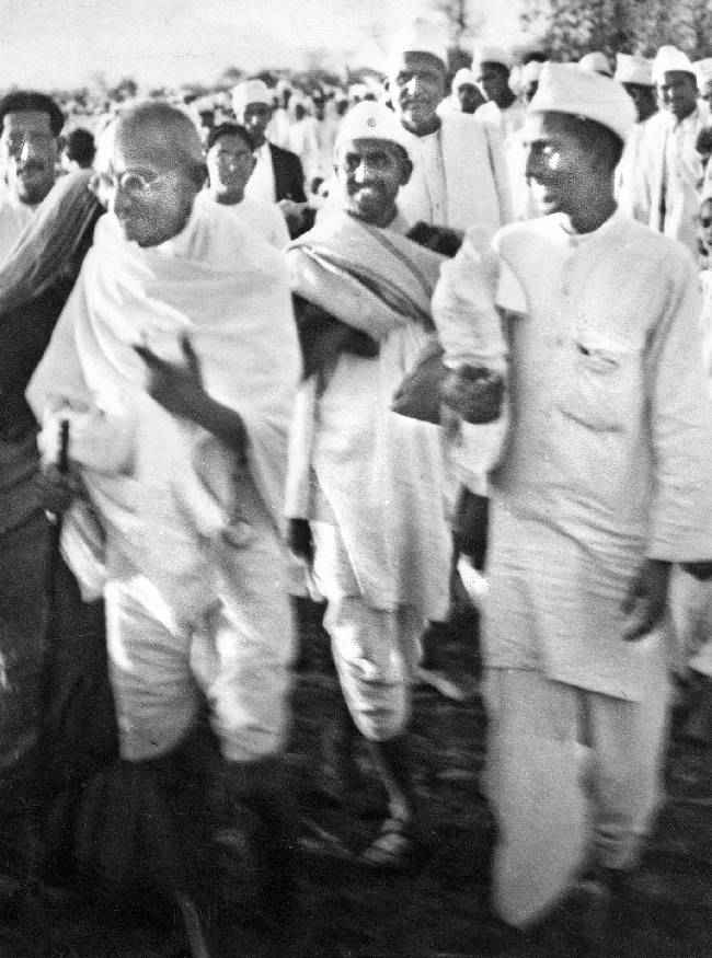 गांधीजी ने असहयोग आंदोलन शुरू किया
