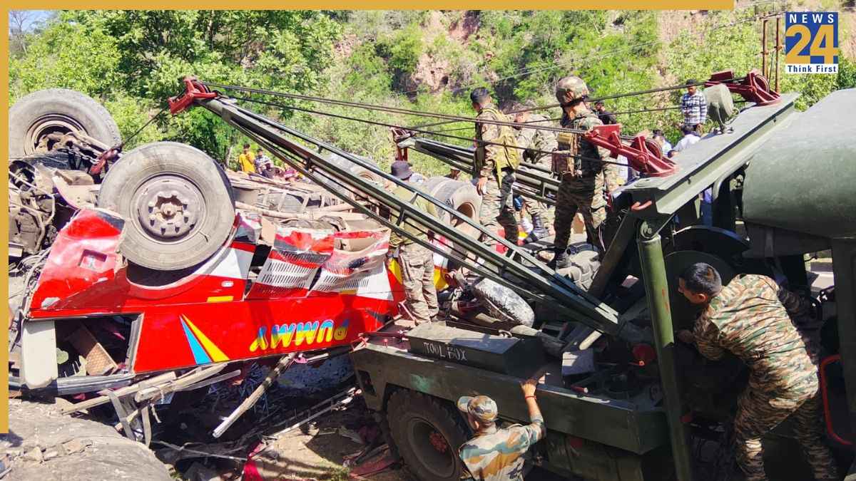 उधमपुर में चीख-पुकार के बीच 'देवदूत' बनी भारतीय सेना, 70 फीट गहरी खाई में गिरी बस से ऐसे बचाई दर्जनों जान