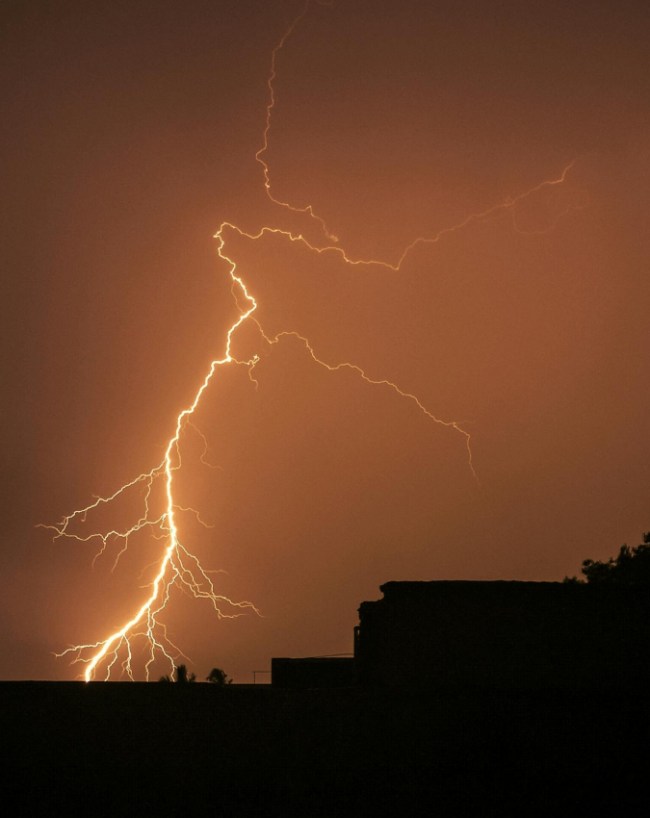 Lightning Voltage How Many Volts-1-2-3