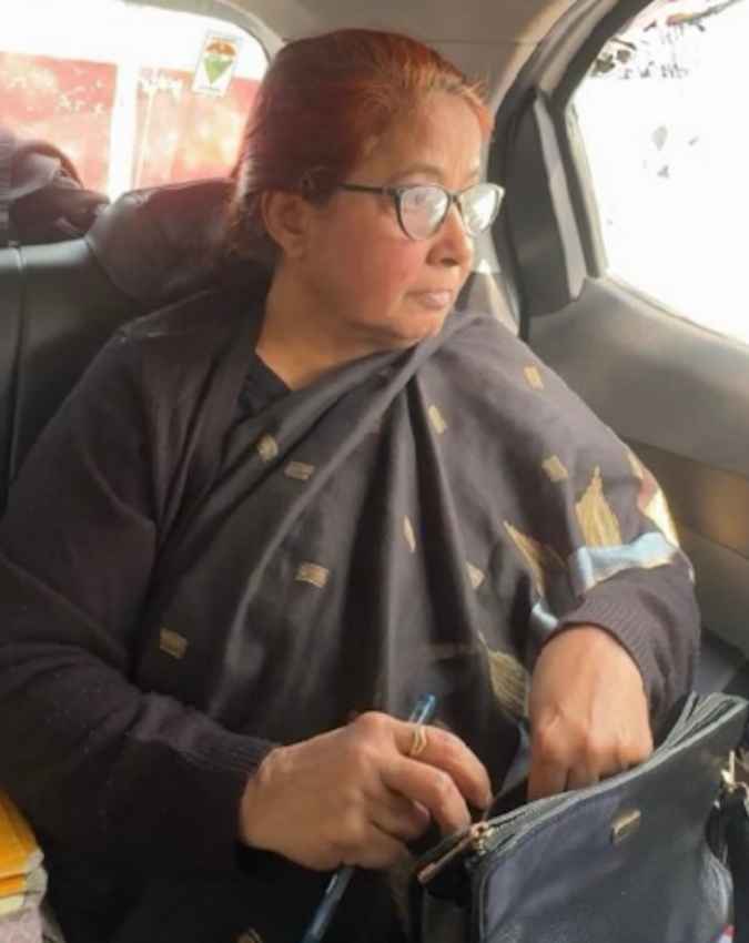 कार पार्किंग में ही चलाती हैं ऑफिस