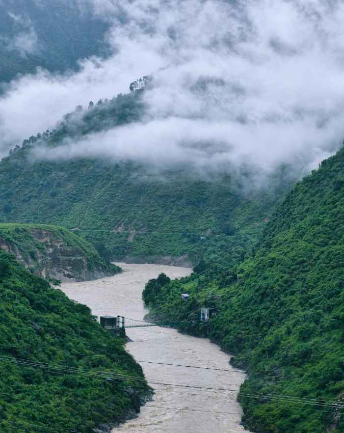 क्यों बदलती रहती है नदी की गहराई
