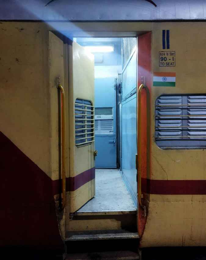 TTE और रेलवे स्टाफ को तुरंत दें जानकारी