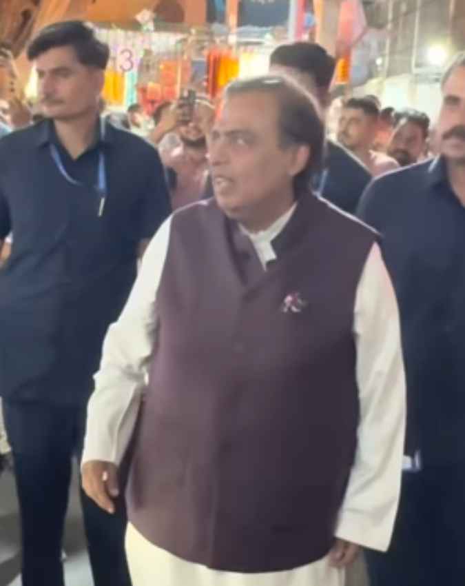 सिंपल लुक में भी अलग नजर आए मुकेश अंबानी