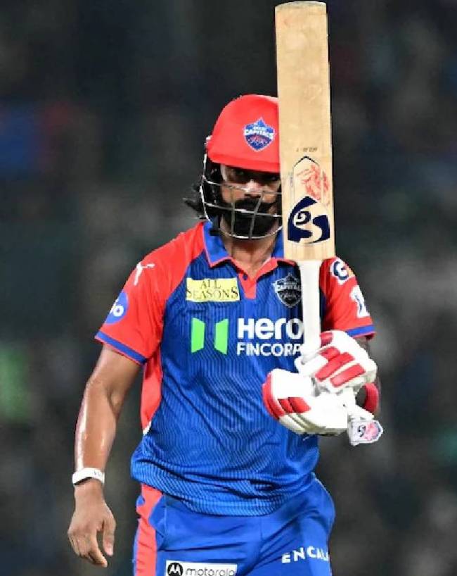 Quinton de Kock and MS Dhoni-1-2