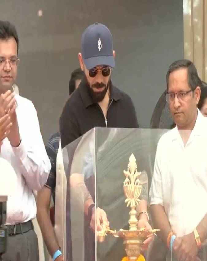 विराट कोहली ने किया क्रिकेट अकादमी का उद्घाटन