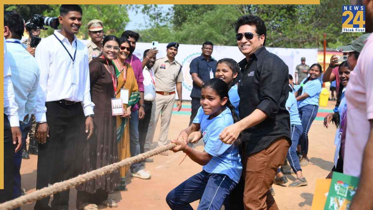 बस्तर में 'क्रिकेट के भगवान', दंतेवाड़ा के बच्चों संग सचिन तेंदुलकर ने की मस्ती; सारा और सानिया भी दिखीं साथ