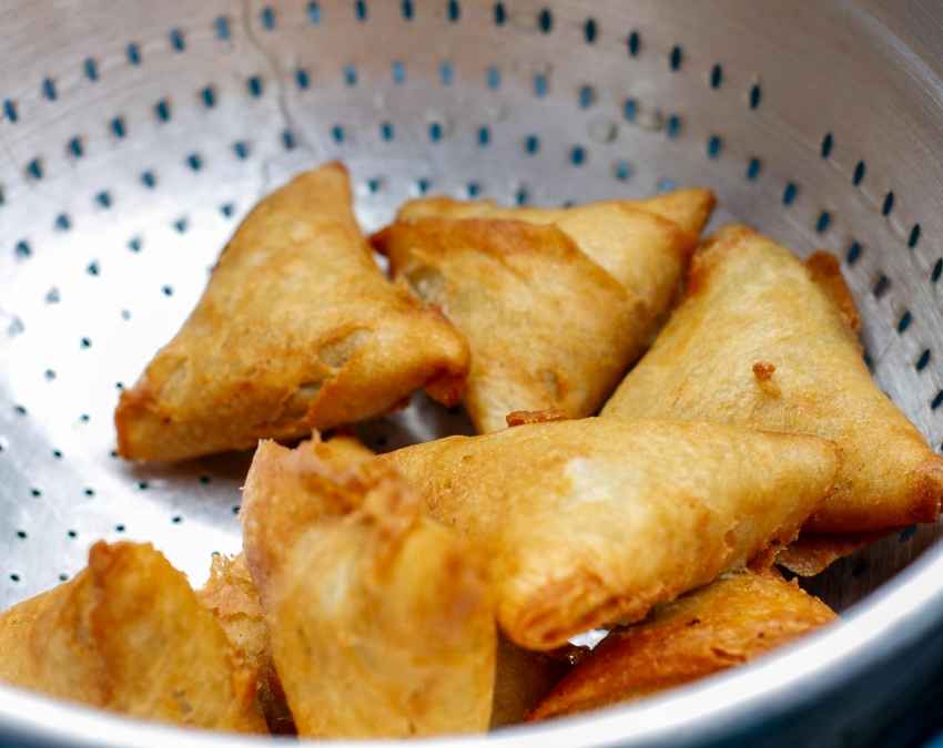 समोसा बेचने पर रोक