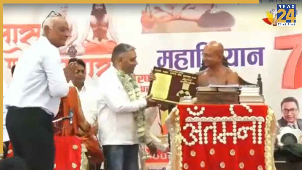 वरिष्ठ पत्रकार सुप्रिय प्रसाद को 'अंतर्मना पुरस्कार' से आचार्य प्रसन्न सागर ने किया सम्मानित