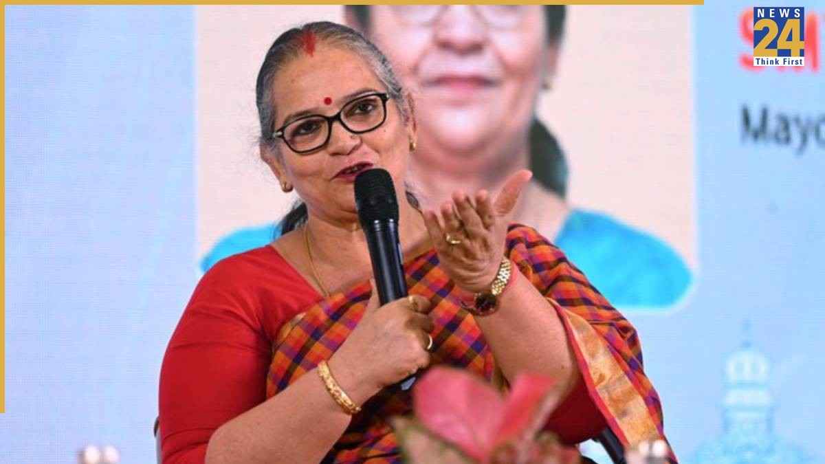 'उन्होंने मां, बेटी और बहन…', अखिलेश यादव की मां पर विवादित टिप्पणी के दावों के बीच सुषमा खर्कवाल का बड़ा बयान