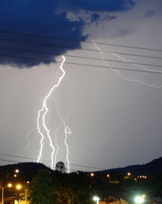 Lightning Voltage How Many Volts-1-2-3-4