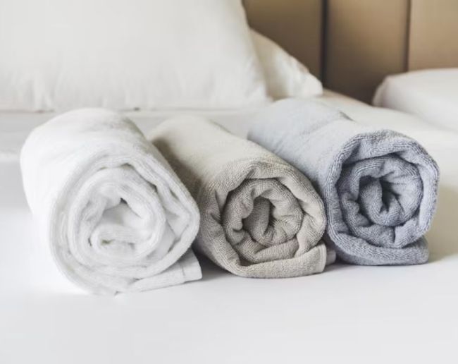 Hotel Mein Safed Rang Ka Toliya-1-2-3-4-5-6