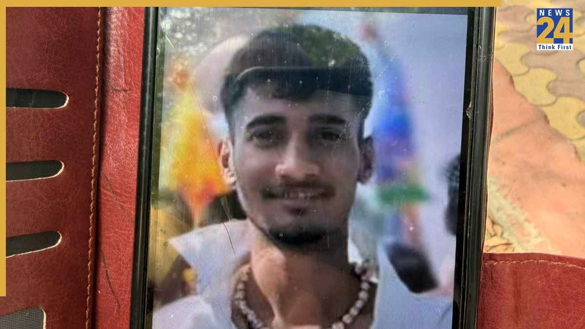 दिल्ली में सनसनी: नाबालिग छात्रा पर चाकू से ताबड़तोड़ हमला, फिर सिरफिरे ने खुद को जलाया!
