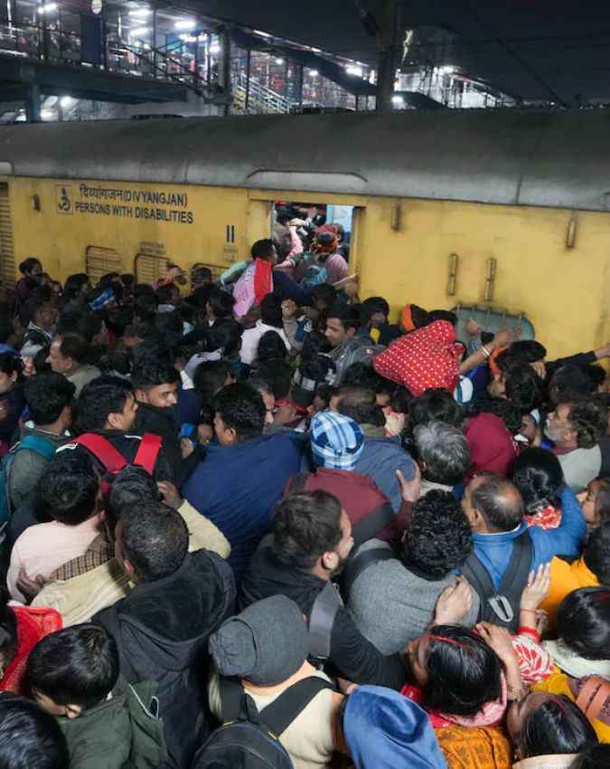 रोजाना यात्रियों की भारी भीड़