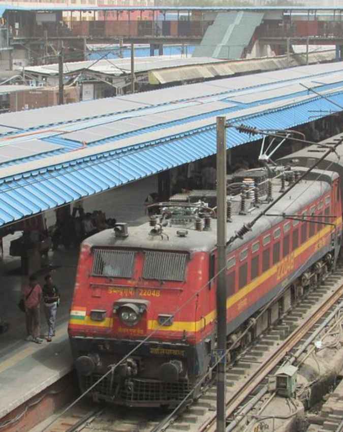 सैकड़ों ट्रेनों का संचालन