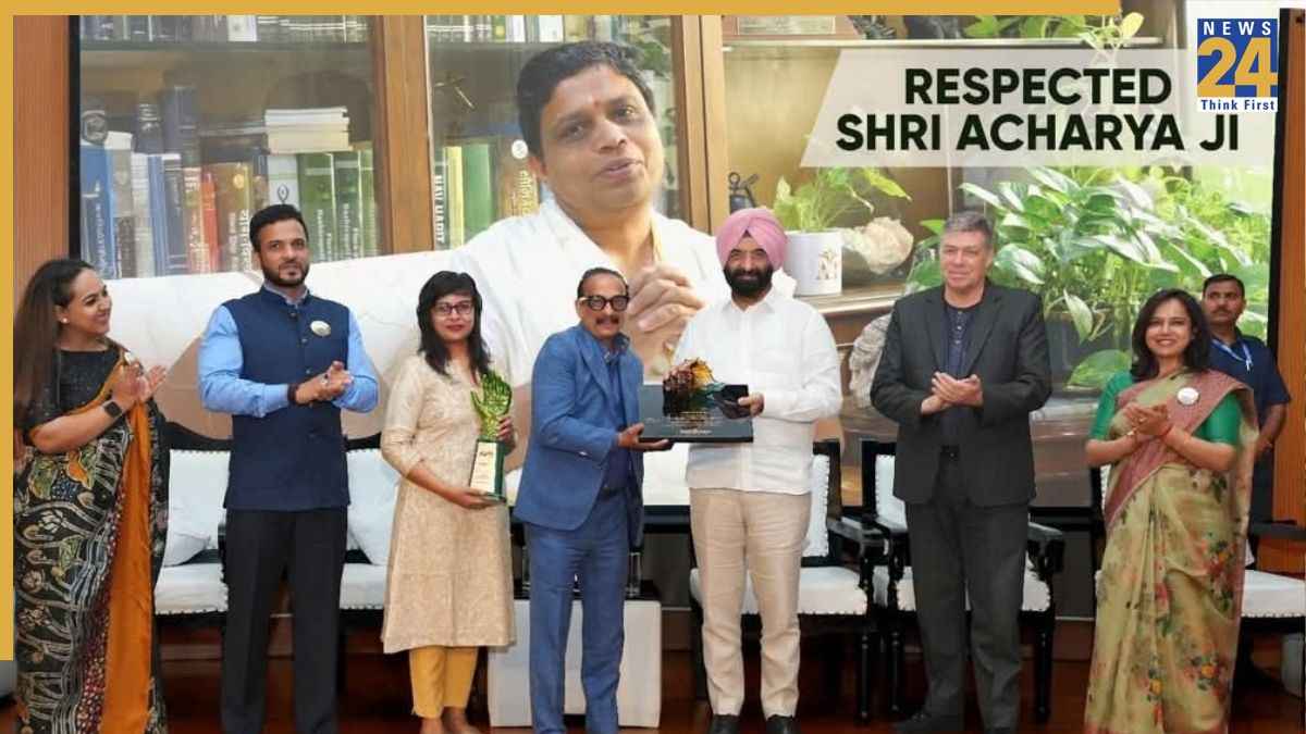 ‘विश्व आयुर्वेद रत्न’ से सम्मानित आचार्य बालकृष्ण, आयुर्वेद की विरासत को किया समर्पित