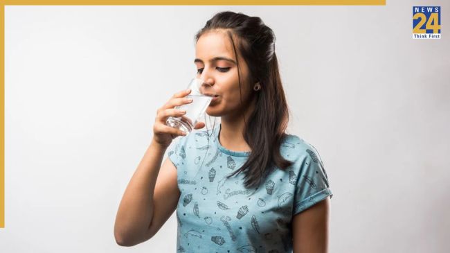 Pani pine ke Sahi Tarika Kya hai Pani pine ke Sahi Tarika Kya hai-1