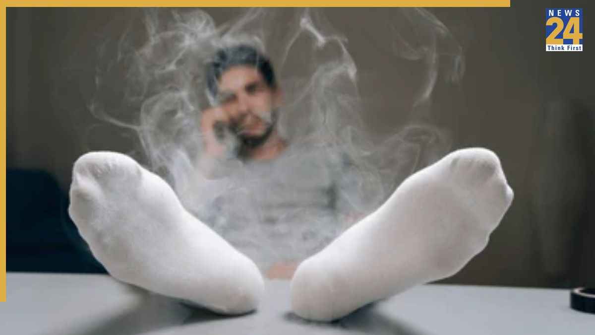 Socks Odor Removal: मोजे की गंदी बदबू से परेशान हैं? छुटकारा पाने के लिए अपनाएं ये 5 असरदार तरीके