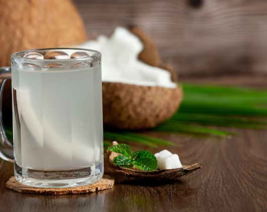 नारियल पानी पिएं 