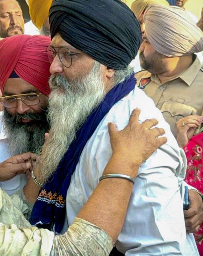 Gurjeet Singh Khalsa Climbs Down from BSNL Tower-1-2