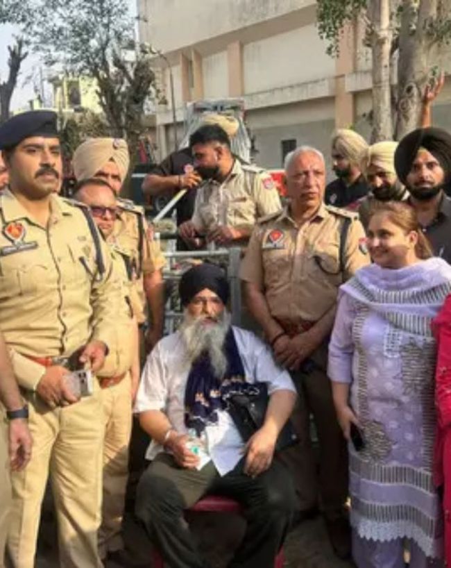 Gurjeet Singh Khalsa Climbs Down from BSNL Tower-1-2-3