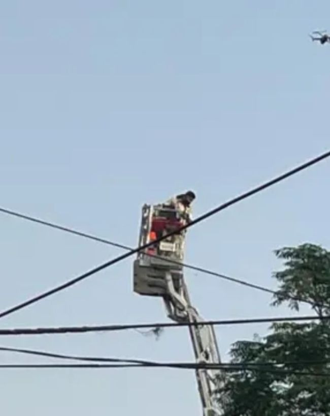 Gurjeet Singh Khalsa Climbs Down from BSNL Tower-1-2-3-4