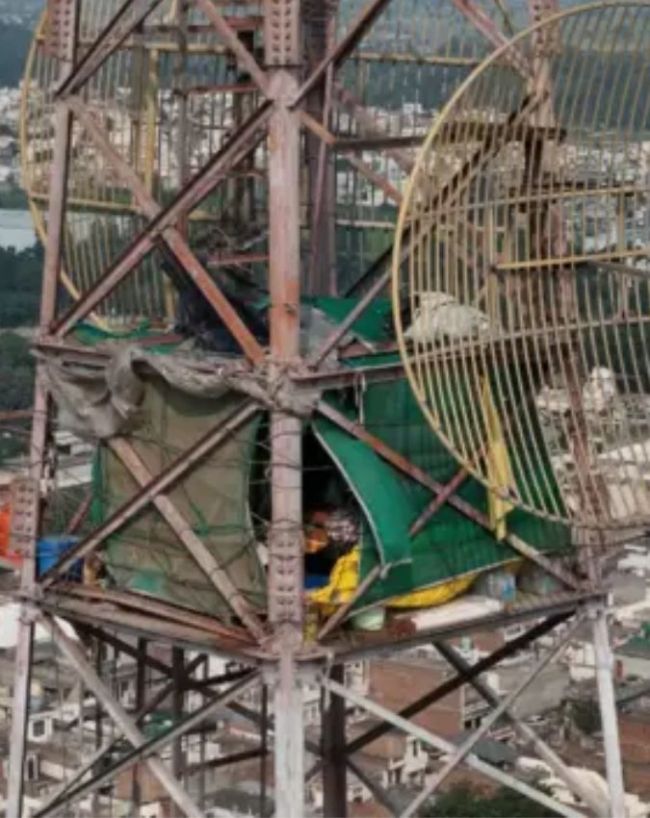 Gurjeet Singh Khalsa Climbs Down from BSNL Tower-1-2-3-4-5