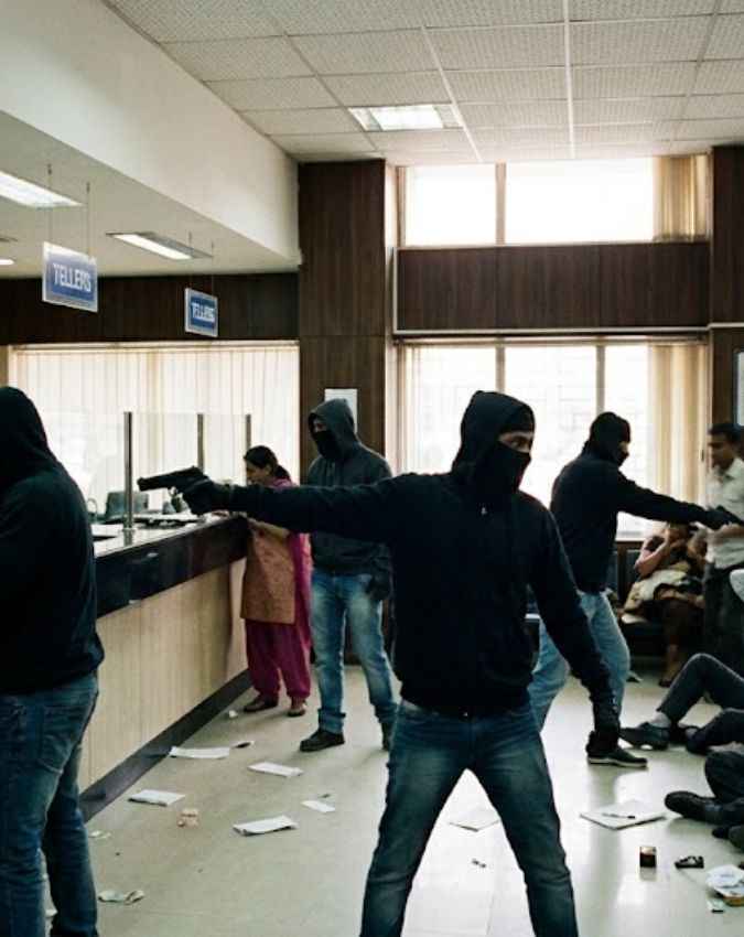 दिनदहाड़े हुई डकैती