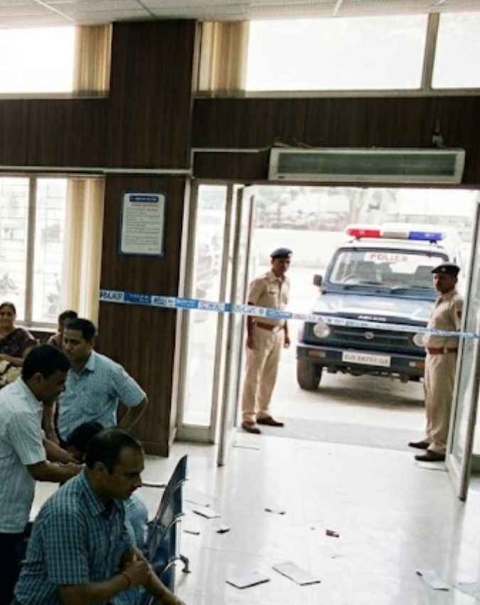 हथियारों के दम पर कर्मचारियों को बनाया बंधक