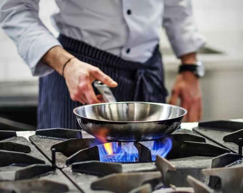 खराब पाइप या रेगुलेटर का इस्तेमाल करना 